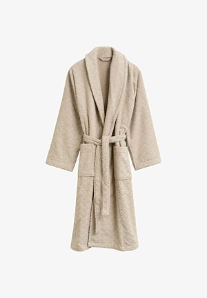 Beige badekåbe med struktur og chevronmønster, lange ærmer, sjalskrave, tilhørende bælte og to forlommer.
