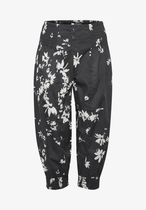 Pantalones negros con un patrón floral blanco, cinturilla elástica y puños ajustados. Hechos de una tela ligera y presentan un diseño plisado.