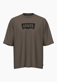 Braunes T-Shirt mit kurzen Ärmeln aus Baumwolle, mit einem schwarzen Levi's-Logo auf einem kontrastierenden Patch. Lässiger Schnitt mit Rundhalsausschnitt.
