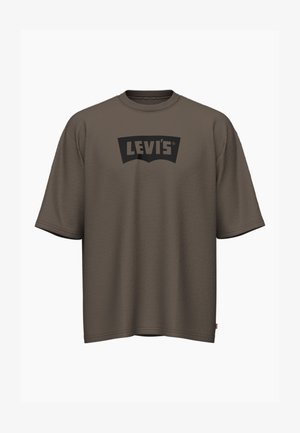 Pruun lühikeste varrukatega t-särk, mis on valmistatud puuvillast, musta Levi'si logoga kontrastse plaastriga. Lõdva lõikega, ümmarguse kaelusega.