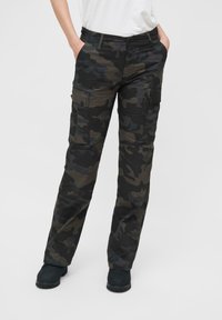Camo cargobroek in donker groen en zwart met meerdere zakken, een rechte pasvorm en een lichte glansafwerking.
