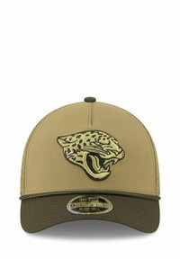 Khakifarbene Baseballmütze mit einer strukturierten Vorderseite, die einen gestickten Leopardenkopf in Schwarz und Gold zeigt, sowie einem verstellbaren dunkelgrünen Schild.