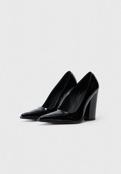 Tocuri negre din piele lacuită, cu vârf ascuțit și toc bloc masiv. Textură netedă și design elegant, minimalist, fără embellishments.