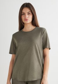 Oliven grøn crew-neck t-shirt lavet af blødt stof, med korte ærmer og en afslappet pasform, med en glat, let struktureret overflade.