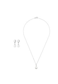 Silbernes Schmuckset bestehend aus einer Anhänger-Halskette und passenden Tropfenohrringen, die jeweils mit einer weißen Perle verziert sind.