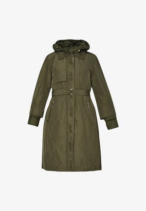 Cappotto imbottito verde oliva con cappuccio, vita regolabile con cintura e tasche con cerniera. Presenta bottoni a pressione e una texture liscia e resistente all'acqua.