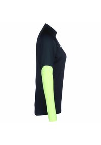 Polo in blu navy con maniche lunghe verde brillante. Presenta un colletto e maniche testurizzate. Progettato per un movimento dinamico e il comfort.