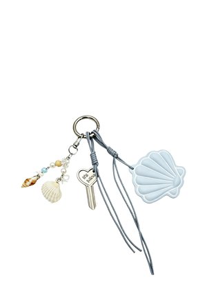 Portachiavi con chiave a forma di cuore incisa "It's Mine,", ciondolo a forma di conchiglia blu e decorazioni di conchiglie perlate su sfondo bianco.