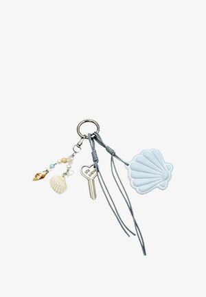 Porte-clés avec une clé en forme de cœur gravée "It's Mine,", un charme en forme de coquillage bleu et des décorations perlées de coquillages sur fond blanc.