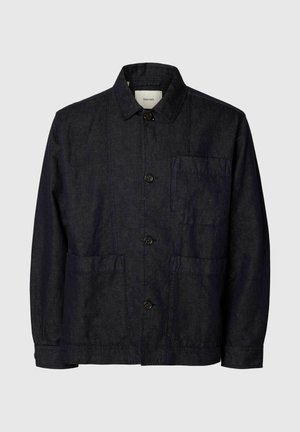 Chaqueta azul marino oscuro con botones, mangas largas, un bolsillo en el pecho y dos bolsillos inferiores, hecha de tela texturizada.