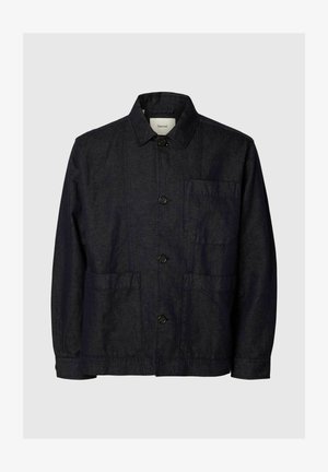 Chaqueta azul marino oscuro con botones, mangas largas, un bolsillo en el pecho y dos bolsillos inferiores, hecha de tela texturizada.