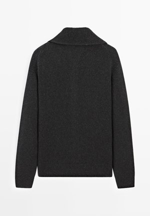 Dunkelgrauer gestrickter Pullover mit einem gerippten Kragen, langen Ärmeln und lockerer Passform. Der Stoff wirkt weich mit einer dezenten Textur.