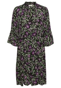 Robe noire à motifs floraux avec des fleurs violettes et vertes, manches longues en forme de cloche, et un col à volants, présentant une silhouette décontractée en A.