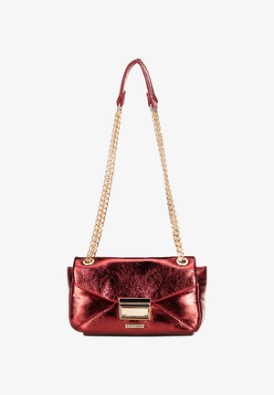 Rote metallische Kunstleder-Handtasche mit einer goldenen Kettenriemen, ausgestattet mit einem Klappenverschluss und dekorativen Beschlägen. Strukturierte Oberfläche mit Nähdetails.