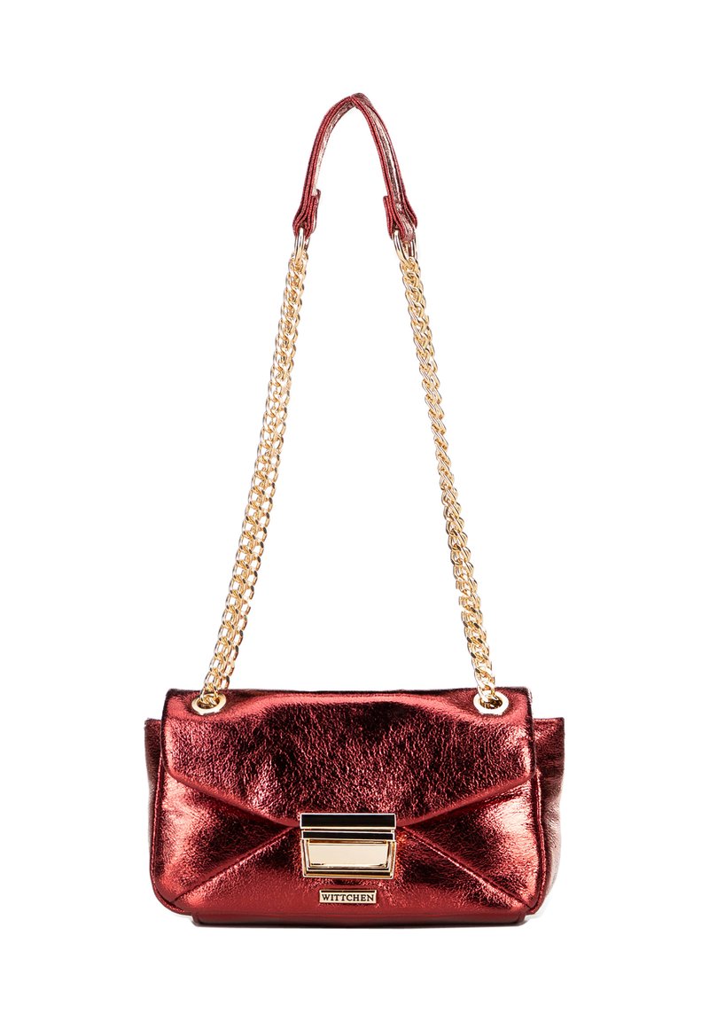 Sac à main en cuir synthétique métallique rouge avec une chaîne en or, doté d'une fermeture à rabat et de quincaillerie décorative. Surface texturée avec des détails de couture.