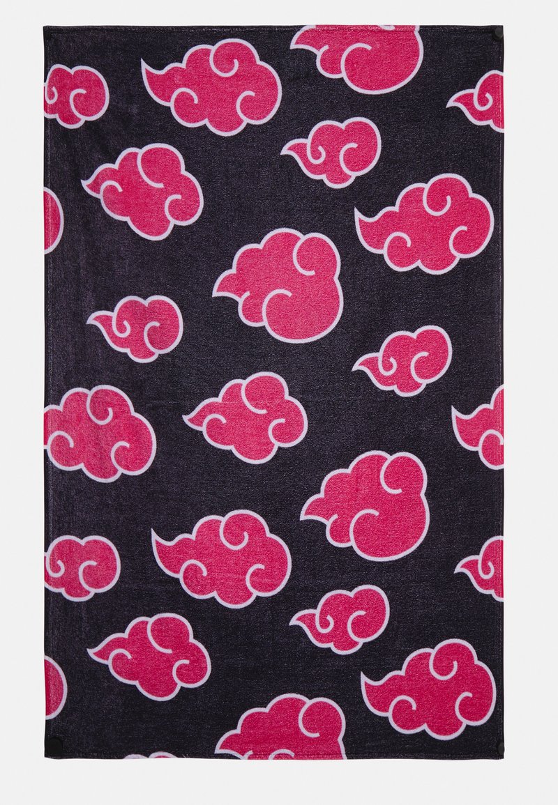 Toalha preta com padrões repetidos de nuvens cor-de-rosa contornadas a branco, com uma textura suave e forma retangular.