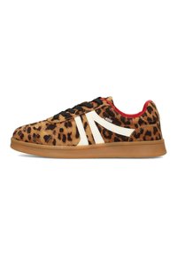 Zapatillas con estampado de leopardo, con parte superior de ante, rayas laterales blancas, cordones negros, forro del collar rojo y suela de goma.