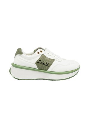 Baskets blanches avec des accents verts, panneau latéral texturé, bout rond et semelle épaisse. Comprend des œillets dorés et un logo sur le côté.