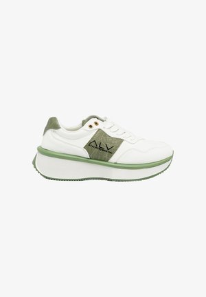 Weiße Sneakers mit grünen Akzenten, strukturiertem Seitenpaneel, abgerundeter Zehe und dicker Sohle. Verfügt über goldene Ösen und Branding an der Seite.