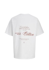 Hvid bomulds t-shirt med trykt tekst i nuancer af brunt. Bagpå er der design med teksten "Creative Creations," "Aesthetics MCMXC," og "Cotton."