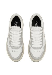 Baskets blanches avec une finition en cuir lisse, accents argentés, lacets plats, languette rembourrée et trous de ventilation sur la coque des orteils.