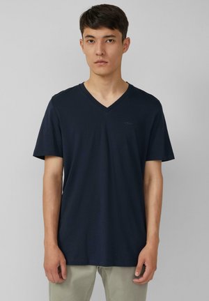 Marino blauwe kortekorte V-hals t-shirt van zacht materiaal, met een subtiele logodetail op de borst en een relaxte pasvorm.