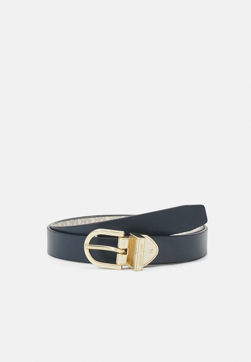 Ceinture en cuir marine avec une boucle en métal doré et un embout pointu. La doublure intérieure présente une texture contrastante. Détail de logo embossé subtil.
