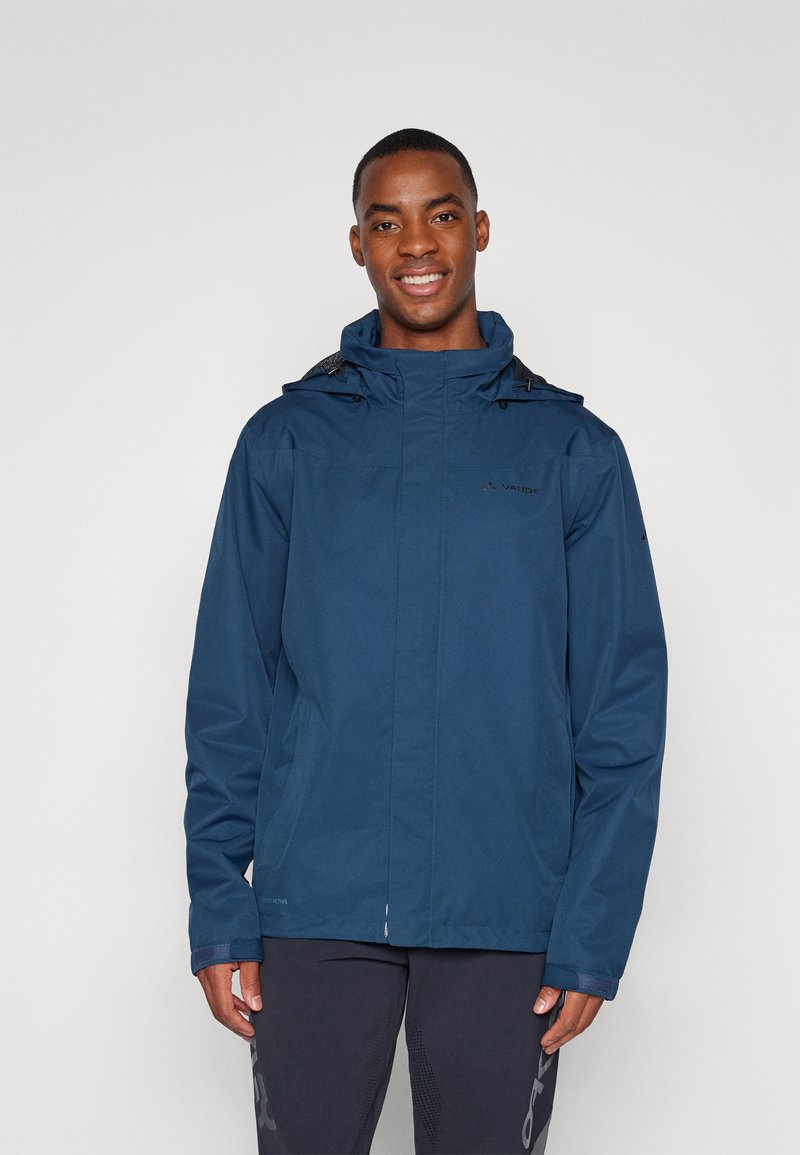 Mornarska nepremočljiva jakna s sprednjim zadrgo, nastavljivo kapuco in zadrgo stranskimi žepi. Ima črni logotip na prsih in notranjost obloženo z mrežico.