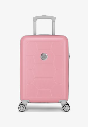 Hard-shell roze koffer met een geometrisch patroon, zilveren hardware, uitschuifbare handgreep en vier multi-directionele wielen.