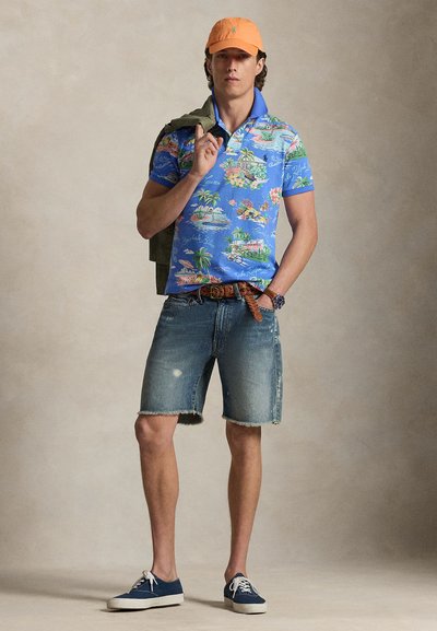 Μπλε πόλο με κοντά μανίκια και τροπικό σχέδιο, τζιν σορτς, πορτοκαλί καπέλο και ναυτικό μπλε παπούτσια. Διαθέτει καφέ ζώνη και ελαφρύ πράσινο μπουφάν.