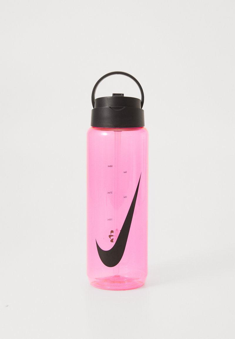 Plastic waterfles, felroze met een zwart Nike swoosh-logo. Beschikt over een zwarte schroefdeksel en een handvat, met volumemarkeringen aan de zijkant.