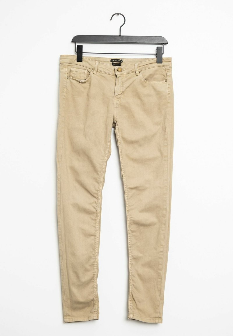 Pantalon slim beige avec bouton et fermeture éclair à l'avant, design cinq poches, suspendu sur un cintre en plastique noir sur fond blanc.