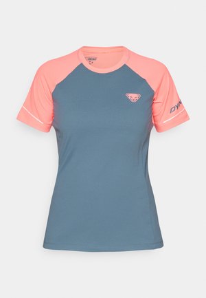 T-shirt de performance avec un corps bleu et des manches raglan roses. Présente un logo sur la poitrine et des accents réfléchissants sur les manches.