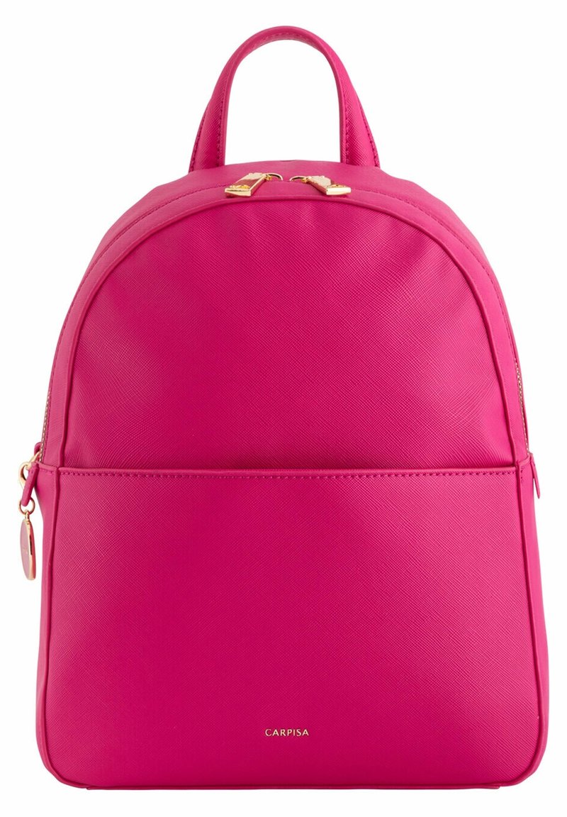 Sac à dos rose vif avec poignée supérieure, tirettes dorées, poche avant et logo "Carpisa" en bas au centre.