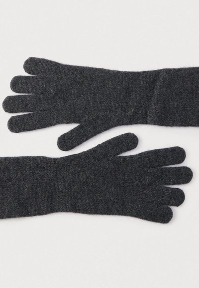 Guanti in lana grigio scuro lavorati a maglia con cinque dita, caratterizzati da una texture liscia e un design senza cuciture, posati distesi su uno sfondo bianco.
