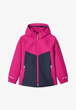 Veste imperméable rose et marine avec capuche, dotée d'une fermeture éclair à l'avant, de poignets élastiques, de deux poches zippées et d'accents réfléchissants.