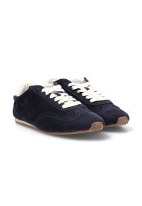 Zapatillas de ante azul marino con cordones blancos, punta curva y suela de goma. Presentan detalles cosidos y un forro suave. Adecuadas para el uso casual.