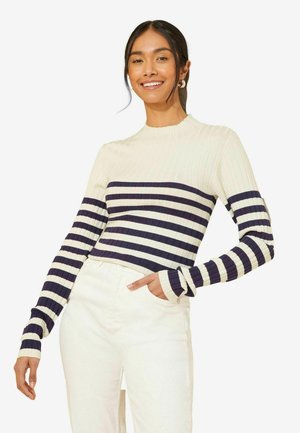 Maglione a coste con colletto alto, caratterizzato da righe orizzontali alternate bianche e blu navy. Maniche lunghe con polsini aderenti.