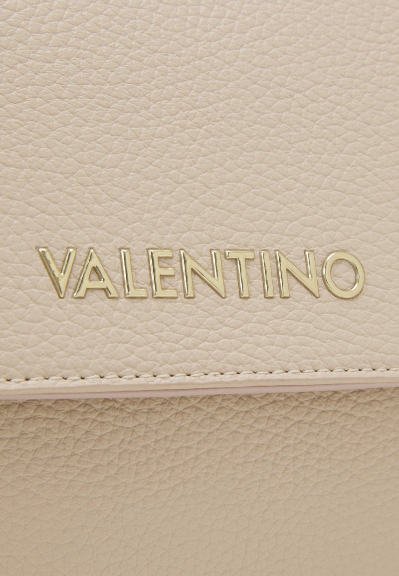 Beige Lederhandtasche mit strukturiertem Oberflächen; mit goldfarbigem "VALENTINO"-Logo. Nähdetails entlang der Kante.