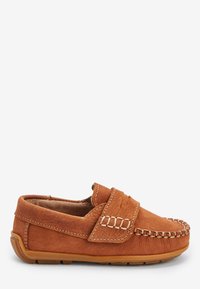 Chaussure slip-on en suède marron avec un bout arrondi, des coutures décoratives et une sangle Velcro. Semelle en caoutchouc pour la durabilité et l'adhérence.