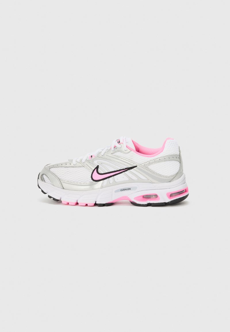 Chaussure de course blanche avec des accents argentés, des détails roses et une semelle extérieure noire. Comporte des matériaux en mesh et synthétiques, un logo Nike swoosh en contour, et une semelle rembourrée.