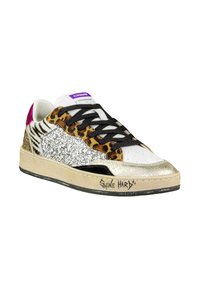 Sneaker a bassa forma con stampa leopardata, strisce zebra, pannello in glitter argento, punta dorata, lacci neri e testo "Shine Hard" sulla suola.