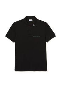 Polo noir en coton, avec un logo vert brodé sur le col et un texte discret au-dessus de l'ourlet. Manches courtes, coupe classique.