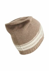 Braune gestrickte Mütze mit einem weißen gemusterten Band, das eine weiche Textur und ein leicht konisches Kronendesign aufweist.
