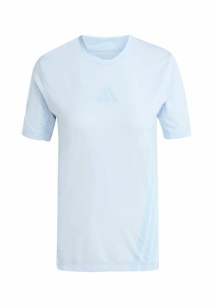 Jasnoniebieska sportowa koszulka z krótkim rękawem, z okrągłym dekoltem, siateczkowymi wstawkami na rękawach oraz subtelnym logo na piersi.