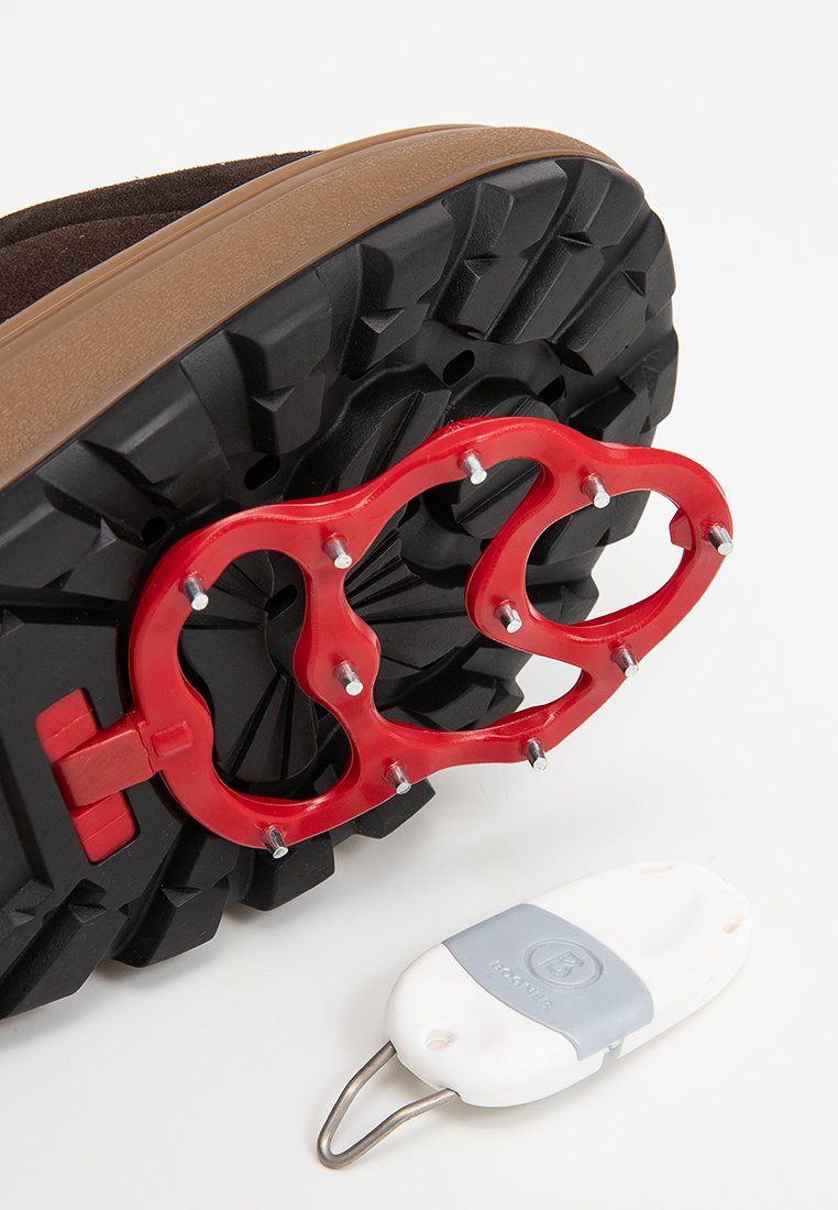 Schwarze Gummisohle mit tiefen Profilen, ausgestattet mit einem abnehmbaren roten Eiskralle mit Metallspikes. Ein weißes und graues Zubehör ist ebenfalls enthalten.