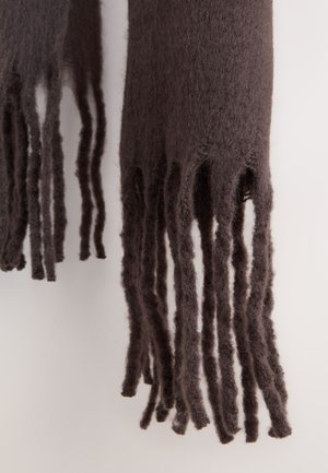 Tumepruun sall, mis on tehtud pehmest materjalist, ehitud narmastega erineva pikkusega ja tekstuurse viimistlusega.