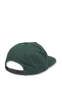 Cappello di cotone verde con visiera curva, cinturino nero regolabile sul retro e fori di ventilazione sui lati.