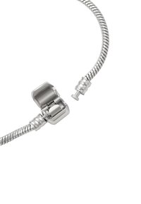 Braccialetto in argento caratterizzato da un design flessibile e torcigliante con un meccanismo di chiusura sicuro. Le texture lisce e gli accenti lucidi ne esaltano l'aspetto.