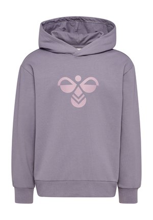 Jasnofioletowa bluza z kapturem, z długimi rękawami i różowym, geometrycznym logo w kształcie pszczoły umieszczonym na środku klatki piersiowej.